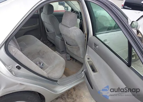 2004 Toyota Camry Le V6 z USA, uszkodzony, nr VIN 4T1BF32K24U070150